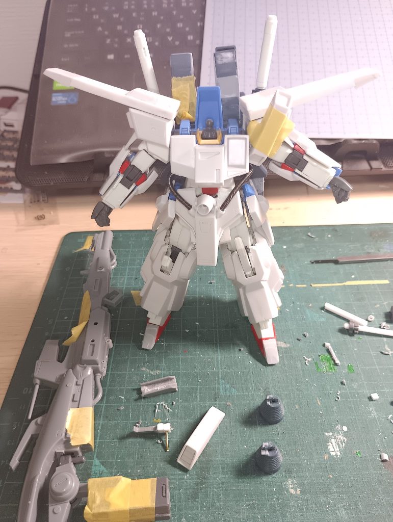 素組みしたZZに、旧キットのアーマーパーツを被せてみた所です。胸と股間のアーマーは上下で分割した後の写真です。ハイパーメガキャノンは可動軸を増やし、バックパックとの接続基部をジャンクパーツで四角柱を作りました。また、持ち手部分を稼働できるようにしてみました。