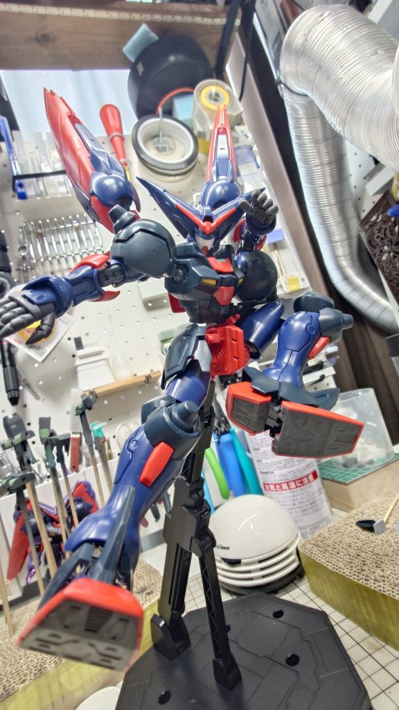股関節をアストレイに肩にボールジョイントを仕込み可動範囲を変更したことで足を上まであげれるようになり大胆なポージングが出来るようになりました。