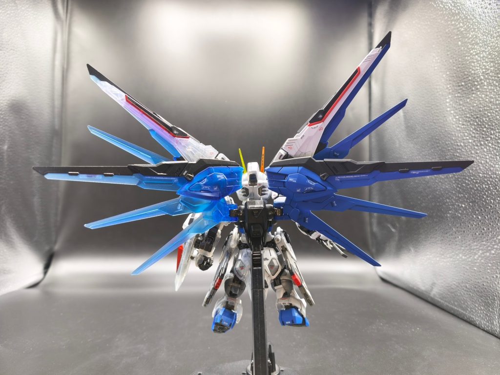 背面ウィング広げた迫力が良い意味でSD感無くてヤバい(gundam-kao3)