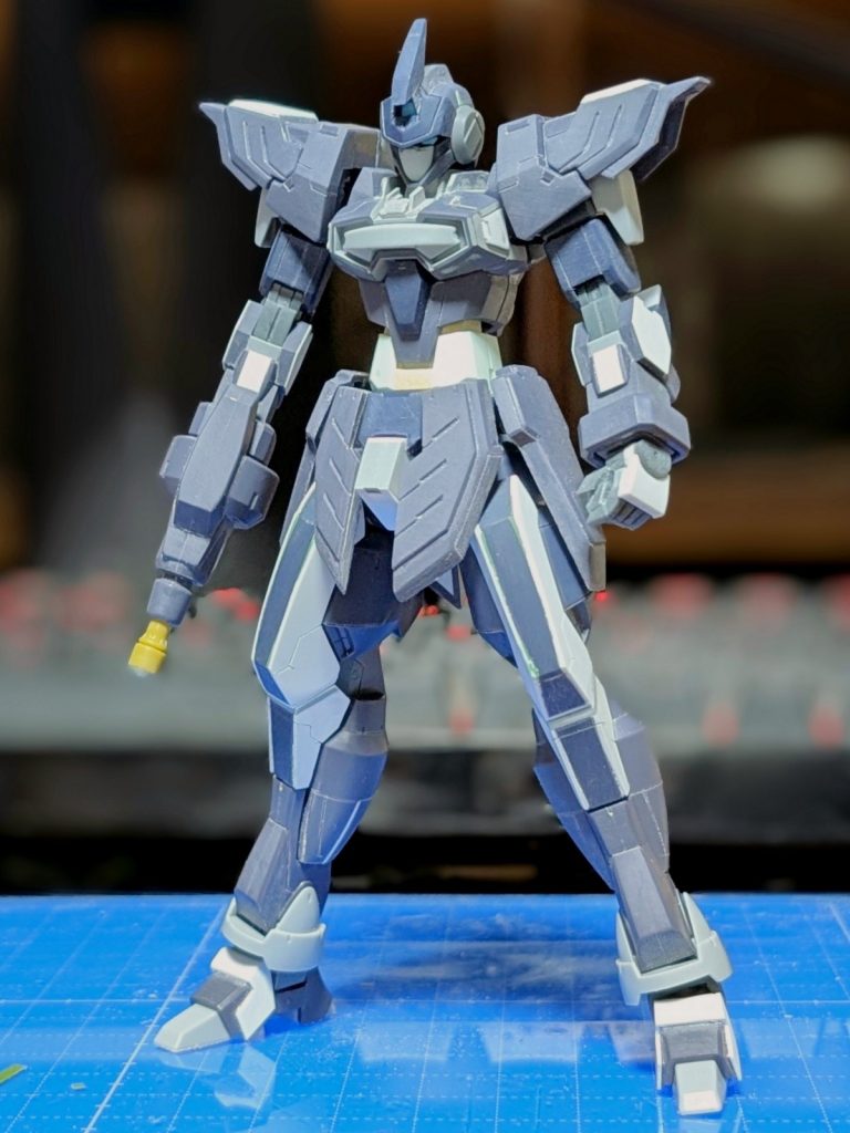 本体で分かりやすく形状を弄ったのは頭部くらいで、工作の大半は延長や形状を設定画に近付ける変更といったプロポーション周りの変更や情報量を増やすためのスジ彫り等がメインとなっています胴体部はHGBF GM/GMのものを使用して延長しています