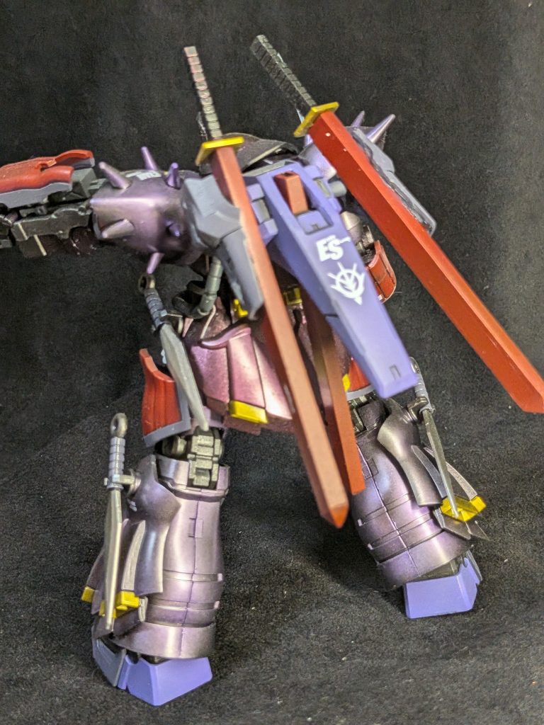 バックパックをジャンクパーツで作成して刀を三本収納出来るようにしました刀の鞘はプラ版で作成