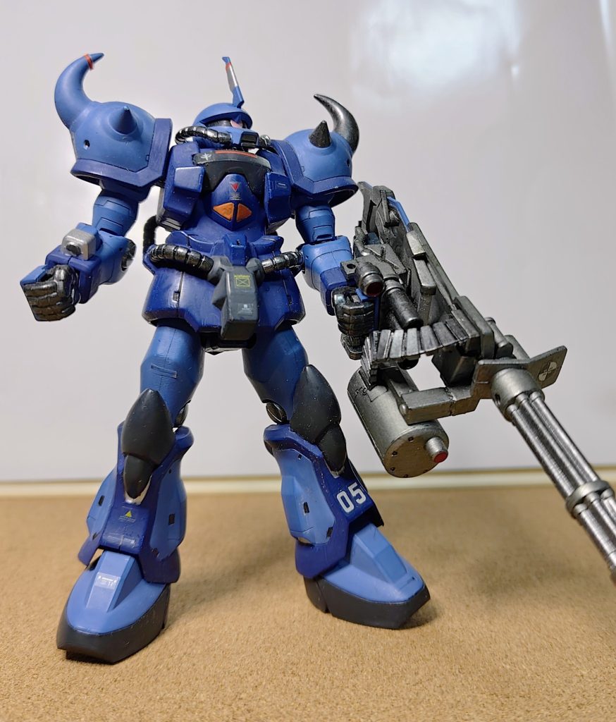 こちらは08小隊のグフカスタム。作品発売時に展開された旧キット。腰アーマーの固定化や、合わせ目が目立つ組み立て方法など、HG版と比べると不満点がありますが、豊富な武装セットや、プロポーションは中々。