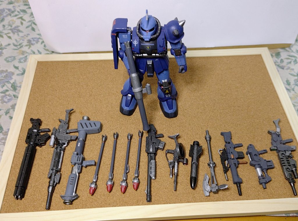 AIは、テキトーに武装テストをした感じにしてみました。一部妙な銃器が混ざってるのはご愛嬌。ファーストガンダムで、リアル思考を目指した量産型ザク。それに対して「電磁ムチ！指から銃弾！」とスパロボ敵メカに先祖返りしたかの様なグフ。ランバ・ラルが乗り、アムロとの名戦闘シーンを演じなければ、後々まで人気があったかは疑わしい機体かと思います。個人的には大好きですけど。