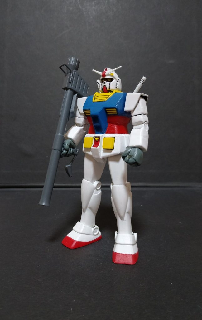 まずガンダムのバズーカこれはガンダム作った時に一緒に作りました。肩に乗っかるように握りの位置を変えてます。キットの拳を改造して持ち手を作りました