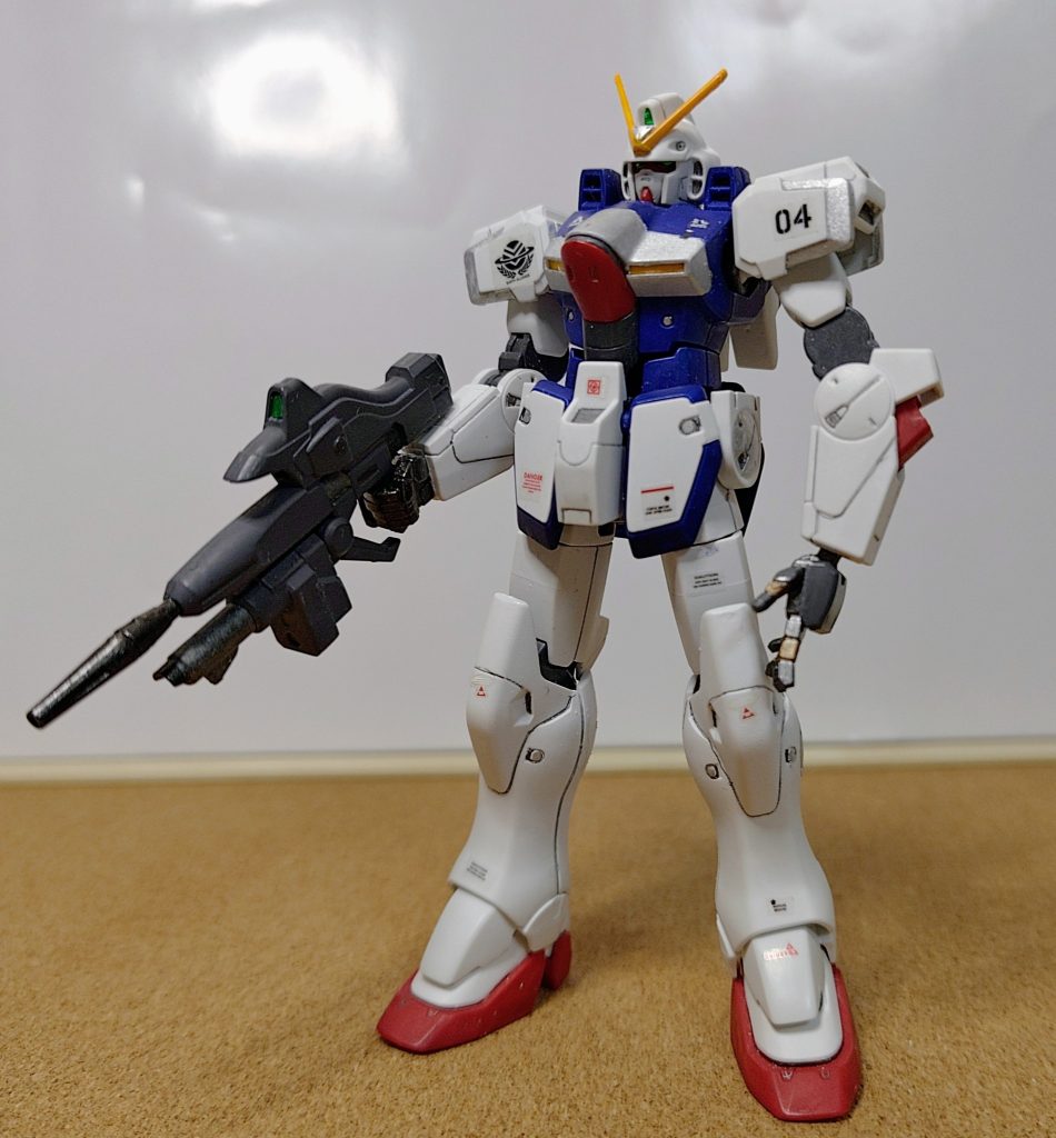 機体は非常にシンプル。筆塗り全塗装で製作。小さいながらも、カチッとした部品構成で組みやすいキットになってます。両手はビルドハンドパーツのSサイズを使用。ビームライフルはV2ガンダムのを拝借しました。