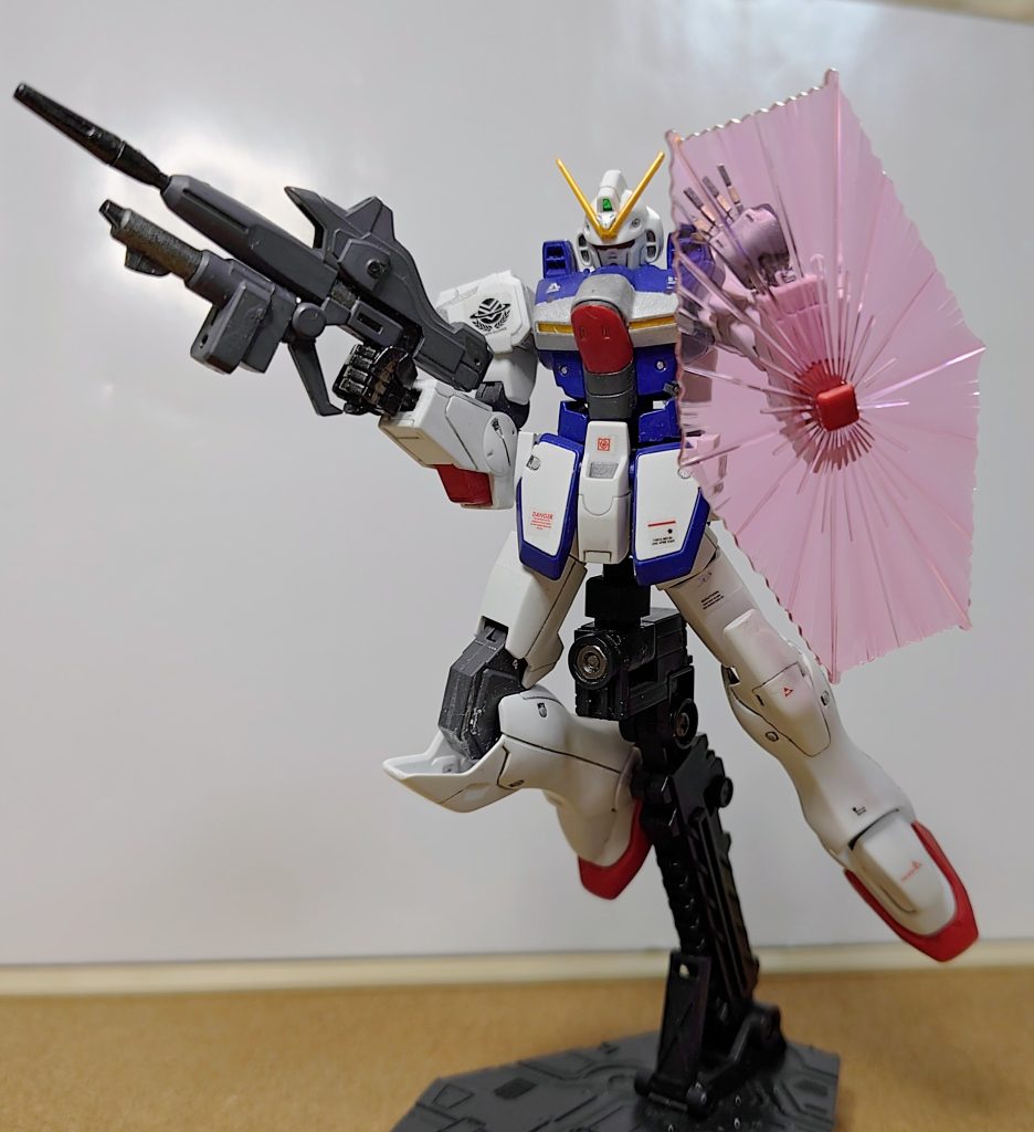 F91から装備されたビームシールド。映像的に面白いですが、使い勝手は悪そう。自機を破損させないかとハラハラ物です。ノーマルシールドとの併用とかだと、キット化の幅が広かったのに。F90が競合に勝ってたらまた違うVガンダムになってたかも？