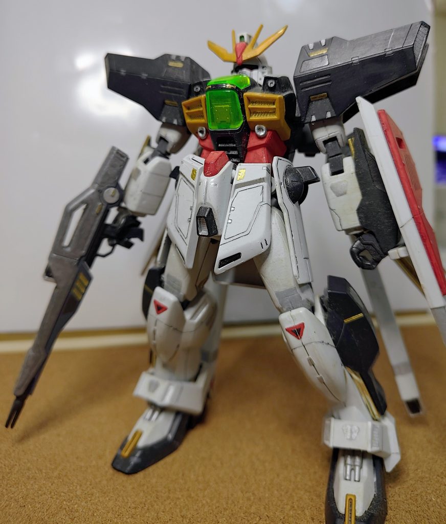 で、100/1のガンダムＸＸ。Gファルコンとのセットでしたが、ファルコンは現在も行方知れず。何処に消えた？この100/1シリーズは、設定画には無いモールドや、パーツにオリジナルの武器が付いた革新的なキットでした。ＸＸもアニメや、設定画よりもかなりヘビーな印象で立体化。重量感がたまりません。無改造、筆塗り全塗装。細部を細かく塗装した程度です。