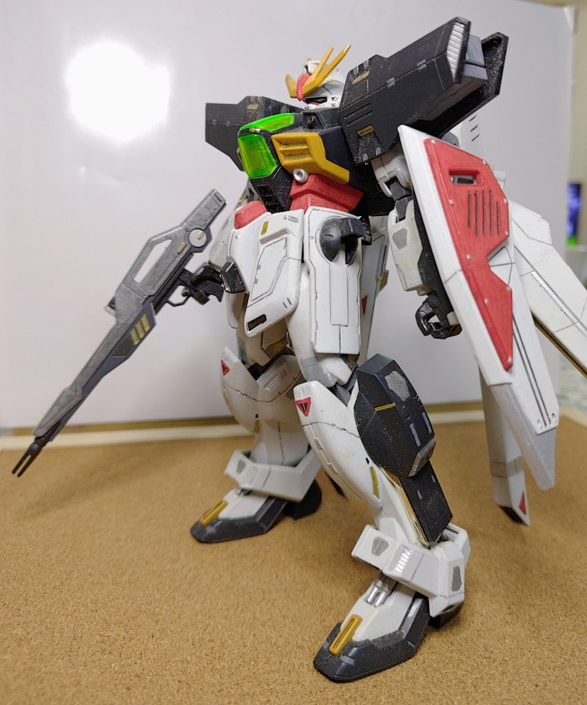 シールドも独特なデザイン。この機体がファルコンに合体、収納されるのは凄い。この100/1シリーズ、ガンダムWみたいに再販されないかな？良く見たら、ビームサーベルやら、右腕のアーマーなど紛失？してますね。ファルコン共々捜索せねば。