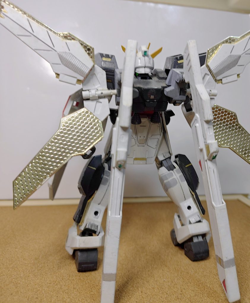 背後から見ると、サテライトキャノンが凄まじく巨大。一号機のＸと比べると二廻り以上ボディにボリュームがあります。例えるなら、巡洋艦と戦艦？個人的にはＸディバイダーが一番好きでした。ＸＸはあまりにゴツくて、主役っぽく無い気がしました。乗ってるのも少年だし(但しオヤジ声)。