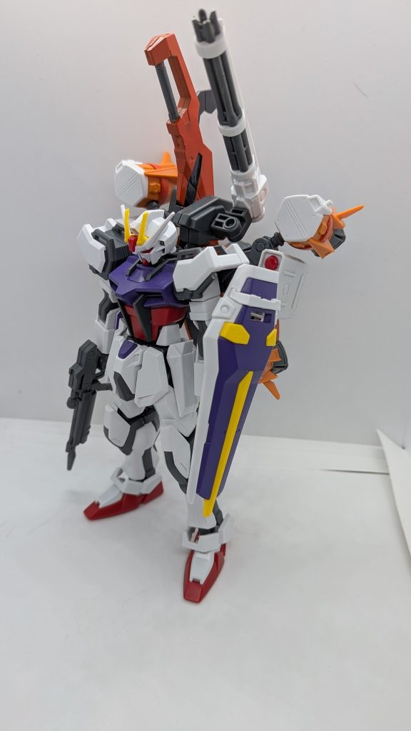 ガンバレルの他にガトリング、ミサイルポッド、対艦刀を装備することでガンバレル射出時でも戦闘能力を確保している。また、実弾兵装を搭載することで、ガンバレルをメインにエネルギーを使うことを可能としている。また、GAT-X105-2搭載のパワーエクステンダー（試作）により無線での使用となっている他、PS装甲も場所によっては致命傷を与えるほどの威力を獲得した。基本装備はエールストライクと共通の57mm高エネルギービームライフルと対ビームシールドであり、肩のジョイントを利用しないことで素速い換装と汎用性を高くしている。