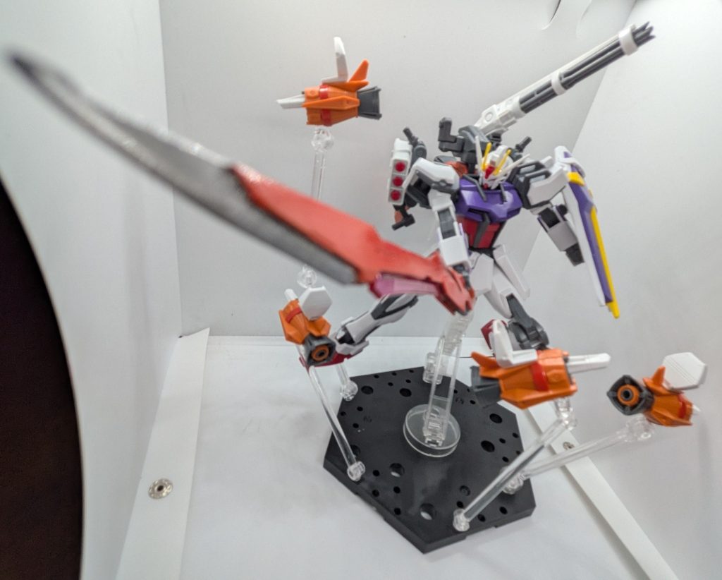 本パック搭載の大型対艦刀はオオトリストライカーの試作段階のものを装備している。情勢の悪化、連合の侵攻により、時間の限られたなかでの開発だったため試作段階の装備を搭載している。
