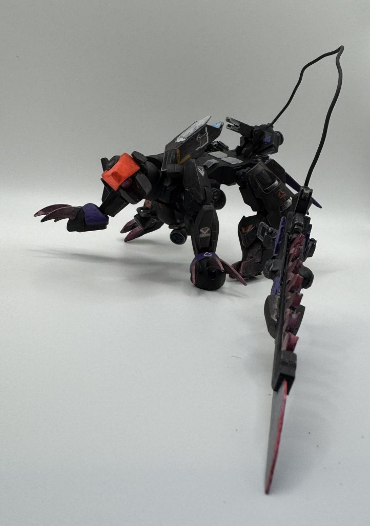 なお『テイルアンカー』と 組み合わせて 中距離にも 対応可能。&nbsp;敵を切り裂き、嚙み砕く・・・『ブレードウルフ』の 名の由来となっている 武装です。&nbsp;&nbsp;【特殊形態】オリジナル同様、バックパック形態になることも可能。なお オリジナルと異なり、多数のスラスターを備えていることから 強大な推進力を発揮する バックパックブースターと化します。