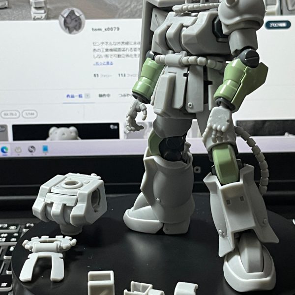 休んでますか？お爺の詰めは続く。一応あと、肩アーマージョイントを強化するぐらい。やはり腕のバランスは小さくして正解。ゴリラ風味が消えてきた♥…とお爺は思ってます。肘のフレームでもう一段可動を入れるか、このままキット流用とするか悩ましいが、自作するともう数ミリ短くなるので一応並行設計中。当方ザクはマッチョではなくあくまでも器用な作業機風味。&nbsp;機構設計をオリジナルにすることで、外観上のサイズ凝縮、継ぎ目問題回避や可動追加を図っている。その一部を紹介(足元パーツ郡)。ただし基本的にポリキャップはキットの物を使用する。剛性も担保しなければ意味も無く、RG基準を謳うと言う事はこういう事態になる地獄道である(^^;)。ボチボチ集中してマシンガンに移りたいと思う。&nbsp;あぁ、ザクは深い。難しい。そして可愛い。自作版はお爺の愛のカタチですが、ここで見せるからには僅かでもどこかの誰かの琴線に触れるモノには辿り着きたい…(*'ω'*)。続く。（2枚目）