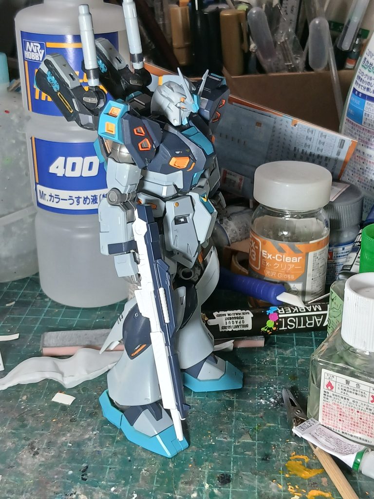 最初はEGνガンダムのビームライフルを使おうと思ったのですがなんかサイズが小さい気がしたので3Dプリンターで作りました。