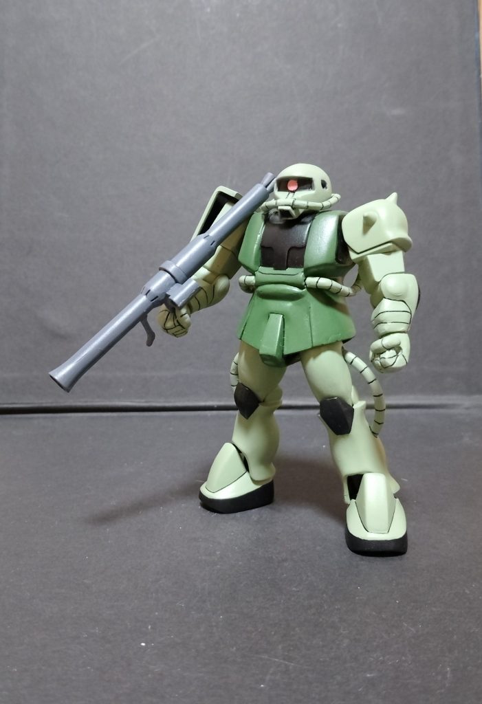 ザクバズーカこれもガンダム同様、肩に乗せられるよう持ち手の位置をずらしてます