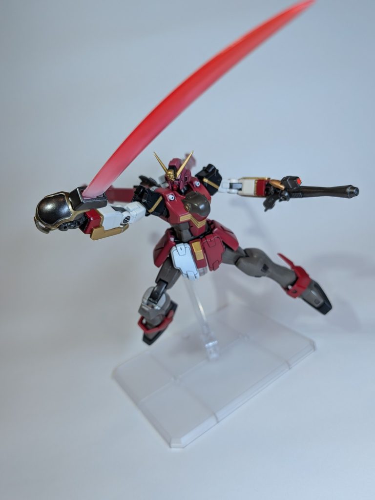武装はビームザンバーとバスターガン。取り回しの利く標準武装のみを装備し、機体本体のスペックを向上することに力を割こうという機体設定が伺える。