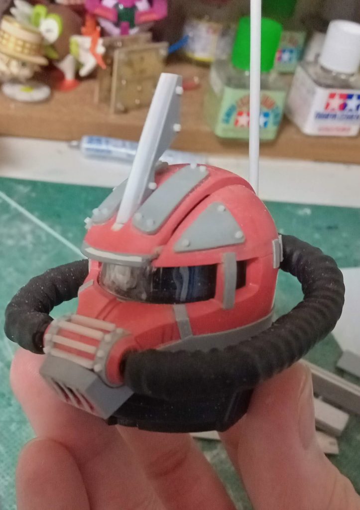 頭部は主に装甲を追加したり動力パイプをアルミ線と熱収縮チューブで作りました。ちなみにリベットは１㎜のプラ棒を刻みまくって作りました。