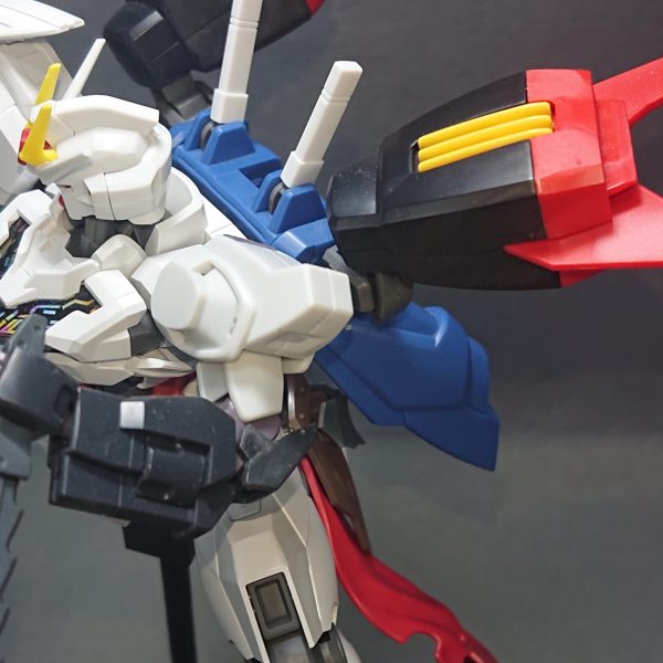 86番目のストライクの仮組ができました！今回の機体は、ストライクとキャリバーンのパーツをメインに組んだ近接格闘型のストライクとなっています💡追加の外装パーツで盛ることが多くなっていたので、久しぶりのシンプルデザインですねｗ▼拘りポイントは、EGストライクの脹脛とキャリバーンの太ももをミキシングした“脚部”になります！接続方法が同じCジョイントだったので無改造で簡単にミキシングが出来ました✨偶然にも脚部の延長になったことから格闘型にする方針に決まり、必殺技も蹴り技にしたかったので利き足である右足に刃パーツを追加しています💡必殺技を繰り出す際には、前方に展開して殺傷能力を高めるギミックです！水星系のパーツはストライクとのミキシングが少し難しくて持て余し気味だったので、こういう使い道が見つかってホントに良かったですｗ▼バックパックは格闘戦の妨げにならないようシンプルにまとめつつ、ちゃんと意味のあるモノにしたかったので“機動力向上”と“必殺技強化”のためにブースターの増設という方針にしてみました💡胴体をキャリバーンにしているので、同じ水星系であるエアリアル(改修型)のバックパックを採用し、エールストライカーのブースターを追加することでストライクポイントを稼いでいます✨ブースターの向きも多少ですが稼働しますので、ポージングの際にリアリティというか躍動感みたいなモノが表現できたらと考えていますｗ▼自分のミキシング改造って結構盛っちゃう感じが多いので、今回のようなシンプルにまとめられたのは珍しいですね💡カラーリングは現時点で8割方ホワイトなので、この“ホワイト”を活かした明るめのカラーリングに挑戦してみたいと考えています！では、完成投稿でまたお会いしましょうｗ（4枚目）