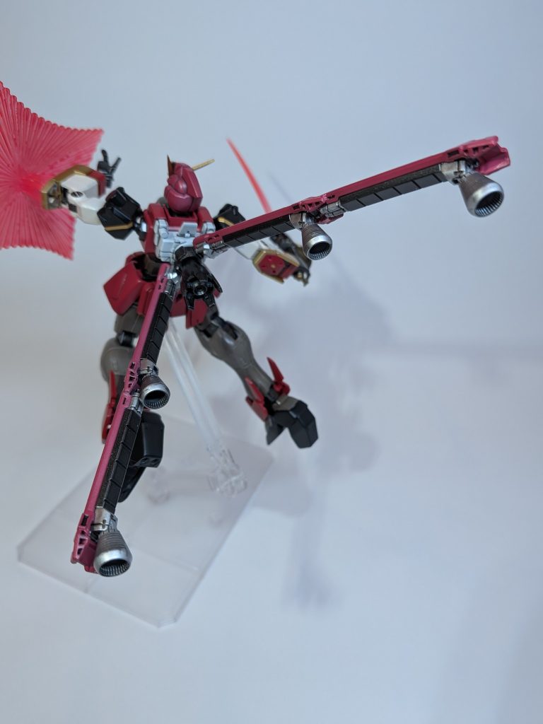 ［OTBN-BBAシステム］OTBN：Orbital Thruster Balance Node(軌道推進均衡機構)BBA：Booster Balance Adapter(増設推進均衡調整機構)&nbsp;射撃戦よりも、プロレスのような激しい近接戦闘を得意とするパイロットに合わせ、2つの推進制御システムを組み合わせてチューニング。瞬発力と小回りに優れる一方、非常にピーキーな機体特性となっている。