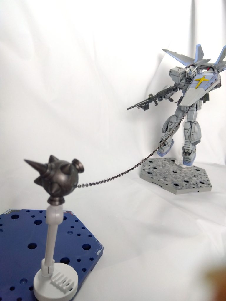 初代ガンダムといえばガンダムハンマーなので、シールドの内側に取り付けました。