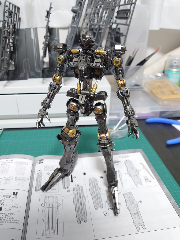 ガンダムフレームはガンメタリックをメインに、ゴールド、シルバー、カッパーを置いていった感じです最初はピストンだけ塗り分けるかな～ぐらいだったのですが、段々と筆が乗ってきたので結構塗りこみました