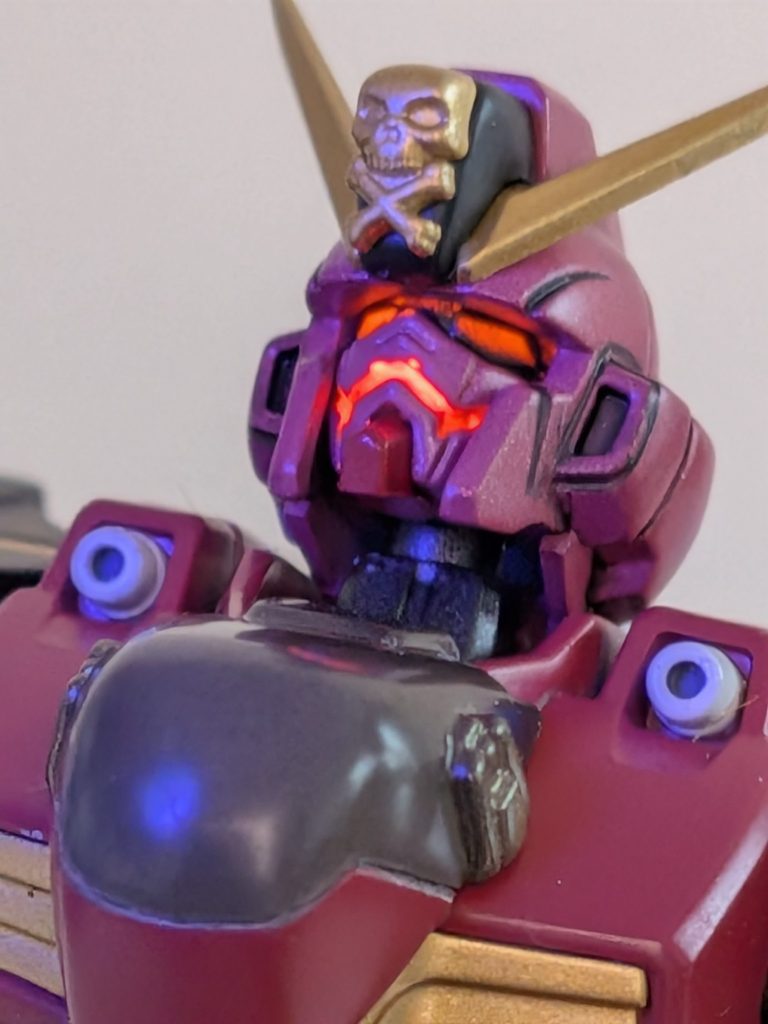 ［ERO-DRIVE］パイロットの精神の高まりに呼応して機体のリミッターが外れるシステム。その全貌は謎に包まれている。