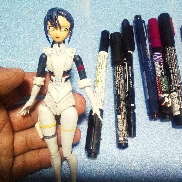 どうも！こんばんは〜っ！G太郎デス♫最近は涼しくなって来ましたのでニャアンノーマルスーツフィギュア製作再開となりマス😁　スジ彫りにスミ入れ　部分塗装で全体のバランス確認デス。（2枚目）