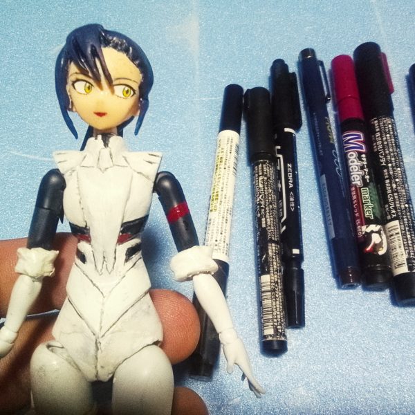 どうも！こんばんは〜っ！G太郎デス♫最近は涼しくなって来ましたのでニャアンノーマルスーツフィギュア製作再開となりマス😁　スジ彫りにスミ入れ　部分塗装で全体のバランス確認デス。（6枚目）
