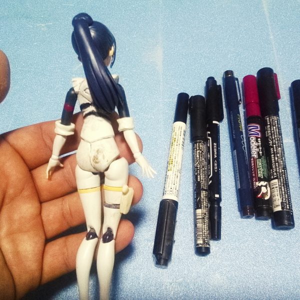 どうも！こんばんは〜っ！G太郎デス♫最近は涼しくなって来ましたのでニャアンノーマルスーツフィギュア製作再開となりマス😁　スジ彫りにスミ入れ　部分塗装で全体のバランス確認デス。（3枚目）