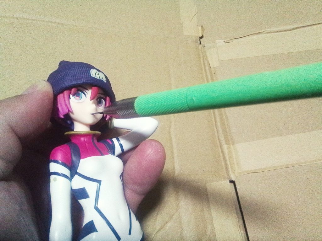 G太郎フィギュア施工の定番加工のデザインナイフぶっ刺し加工です。今回はOLFAのデザインナイフでは無く　一回り小さいデザインナイフで行ってイマス。