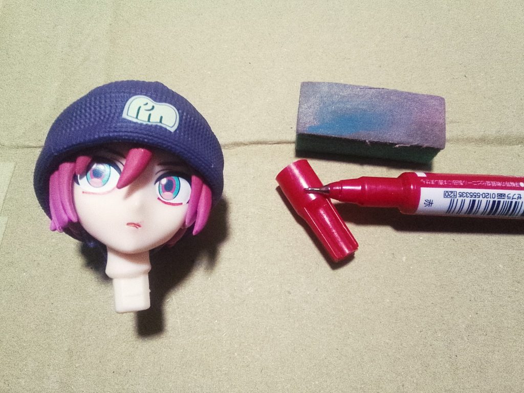 唇はゼブラのマッキー極細のレッドで挿し色します。気持？アイラインも入れて・・・・。