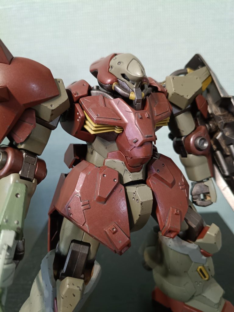 さらに新たな試み。汚しが似合いそうな色だったので焼鉄色でパーツのエッジに擦れや削れを足してみました。&nbsp;うーん、悪くない。筆塗りで綺麗に作るには限界あるのでいっそ汚しにいって雑さを見に行かない、気にしないで、気にならない！