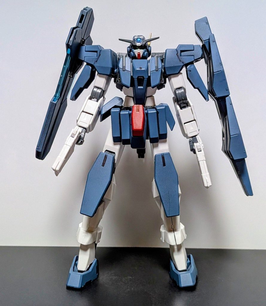 カラーレシピは緑パーツ→黒サフからミディアムブルー赤パーツ→赤サフからモンザレッドアンテナ→黒サフからゴールドセンサー類はシタデルで塗りました。スミ入れはリアルタッチマーカーのグレー2ライフル→黒サフから黒鉄色