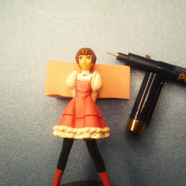ターン∀ガンダム放映当時にガチャガチャで200円で販売されていたソシエ・ハイムちゃん💦　当時は入手出来なかったモノをメルカ◯で300円でゲット！早速　プチ加工とリペイントを行いマシタ。①入手じの未開封状態の画像となりマス。②さっくり組み上げたデフォルト状態。③公式設定画像です。④頭髪のボリュームがぺったりなのでデザインナイフで分割してリフトアップ。⑤ＰＩＧＭＡ0,03ミリブラウンでシャドー描き込み。⑥フェイスやドレスのピンク部分のシャドー入れ。メイン画像　余分なカラーを化粧用スポンジで薄く伸ばす様に除去。スジ彫り部分にＰＩＧＭＡ0,03ミリブラウンでスミ入れです✨（6枚目）