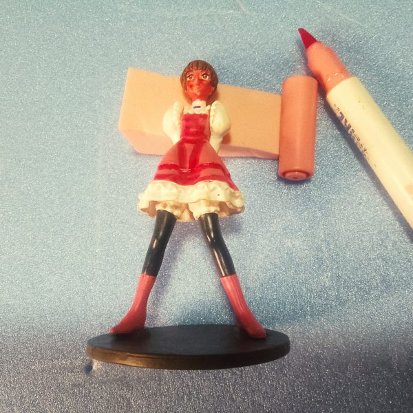 ターン∀ガンダム放映当時にガチャガチャで200円で販売されていたソシエ・ハイムちゃん💦　当時は入手出来なかったモノをメルカ◯で300円でゲット！早速　プチ加工とリペイントを行いマシタ。①入手じの未開封状態の画像となりマス。②さっくり組み上げたデフォルト状態。③公式設定画像です。④頭髪のボリュームがぺったりなのでデザインナイフで分割してリフトアップ。⑤ＰＩＧＭＡ0,03ミリブラウンでシャドー描き込み。⑥フェイスやドレスのピンク部分のシャドー入れ。メイン画像　余分なカラーを化粧用スポンジで薄く伸ばす様に除去。スジ彫り部分にＰＩＧＭＡ0,03ミリブラウンでスミ入れです✨（7枚目）
