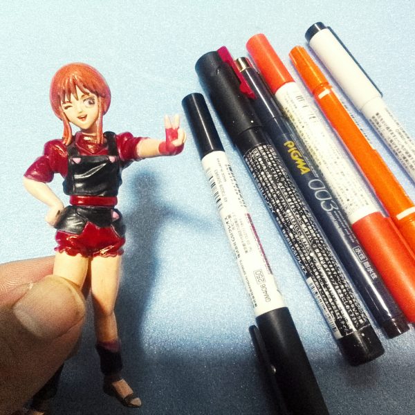 今回は経年劣化で粉っぽくなったプル　フィギュアを特殊なアイテムでは無く。一般に入手しやすいゼブラのマッキー、百均マーカー、百均油性ペン、ガンダムマーカーを使用してリカバリーしてイマス。（5枚目）