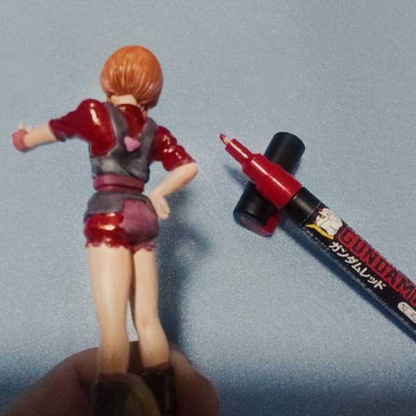 今回は経年劣化で粉っぽくなったプル　フィギュアを特殊なアイテムでは無く。一般に入手しやすいゼブラのマッキー、百均マーカー、百均油性ペン、ガンダムマーカーを使用してリカバリーしてイマス。（3枚目）