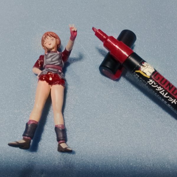 今回は経年劣化で粉っぽくなったプル　フィギュアを特殊なアイテムでは無く。一般に入手しやすいゼブラのマッキー、百均マーカー、百均油性ペン、ガンダムマーカーを使用してリカバリーしてイマス。（4枚目）