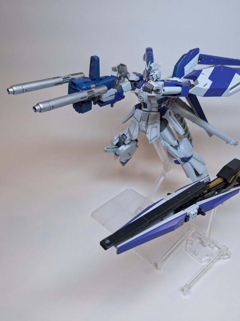 その他の武装もZZのものを継承。ダブルビームライフルはそれ自体にエネルギータンクを増設している。腕部にはビールキャノンも採用している。