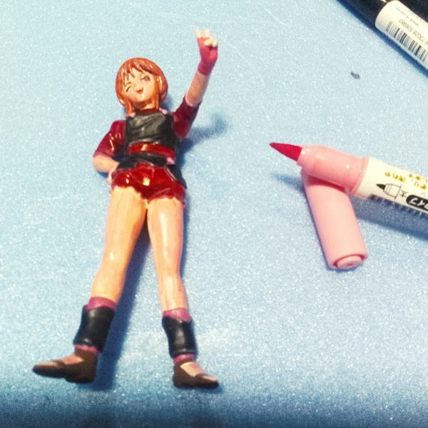 今回は経年劣化で粉っぽくなったプル　フィギュアを特殊なアイテムでは無く。一般に入手しやすいゼブラのマッキー、百均マーカー、百均油性ペン、ガンダムマーカーを使用してリカバリーしてイマス。（6枚目）