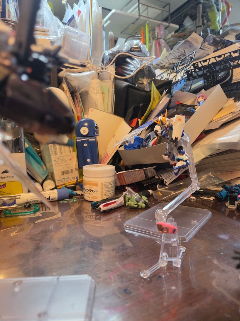 続いてνガンダム！　....ちっさ。9月3日に完成する予定だったがアクシデント（真鍮線失踪）により予定より遅くなってしもうた。ｽﾏﾇ。ファンネルを撃ち抜いてガンダムの援護をしていますね。ｶｯｺｲｲ!