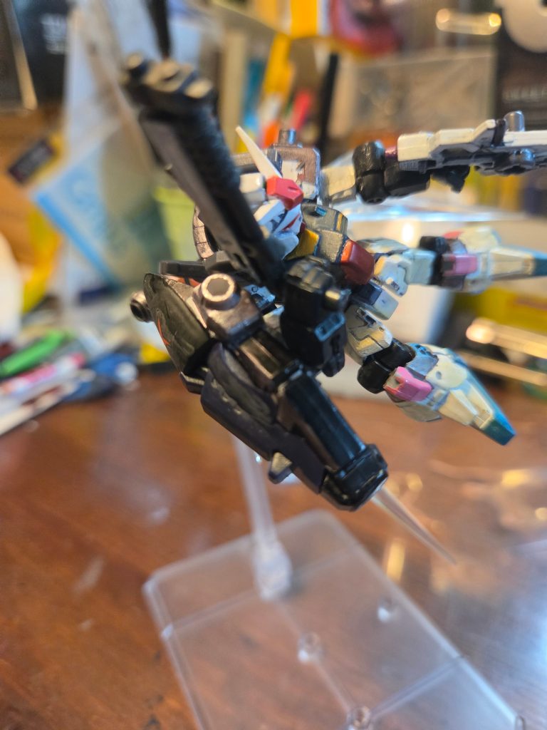 最後にガンダムmk- II改！見えづらいですが背部にフルバーニアンのようなバーニア追加したんですよ。カラーリングは「ブルーアーカイブ」というゲームの「小鳥遊ホシノ」というキャラをイメージして塗ったので、カメラアイがオッドアイだったりします。