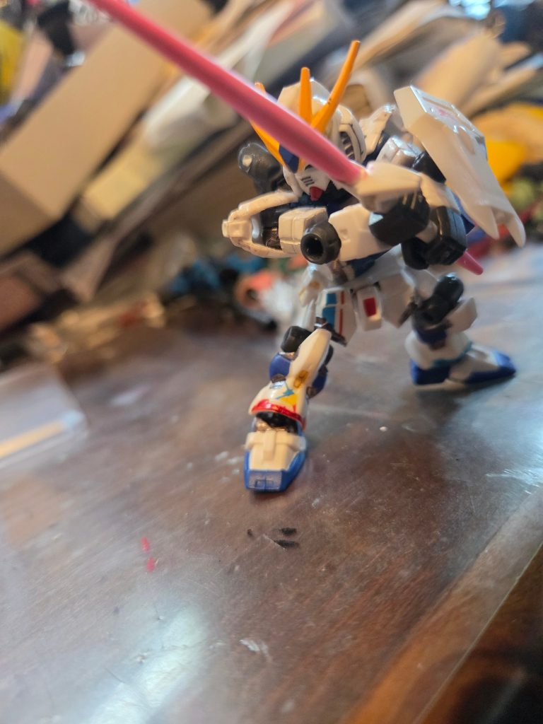まずνガンダム！ポーズは逆シャアのズサーですね。seedぽくもあるかも？