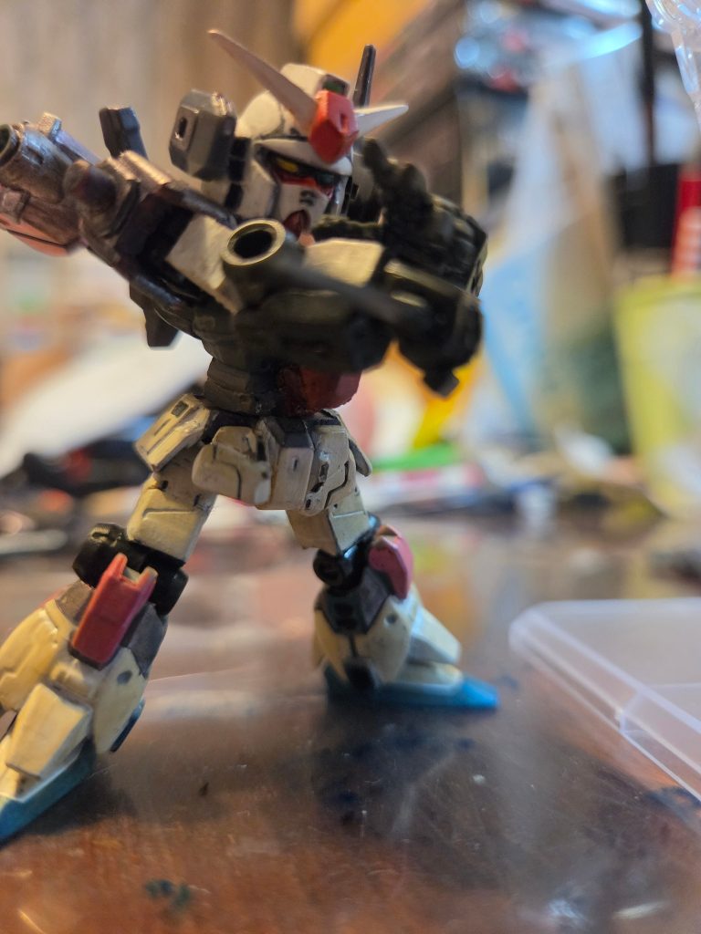 ガンダムmk-Ⅱ改！コンバットナイフを構えていますね!　　　　　サーベル使えばいいのに。こうして見るとオッドアイがよく分かる！