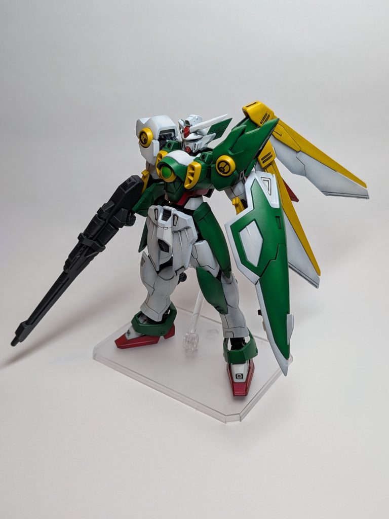 いつもは新作ガンプラ買ってもすぐ組まないのに、EGウイングだけはなぜかすぐ組んだんですよね。そして、その翌日にはなぜかフェニーチェになってました（笑）ホントにちょっとした出来心でできた作品でした。