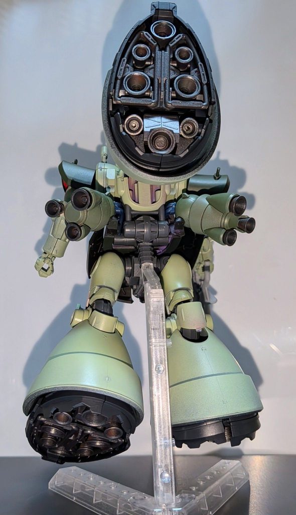 迫力の足裏。キットが入ってる箱がデカいですが、組んでいて楽しかったです。
