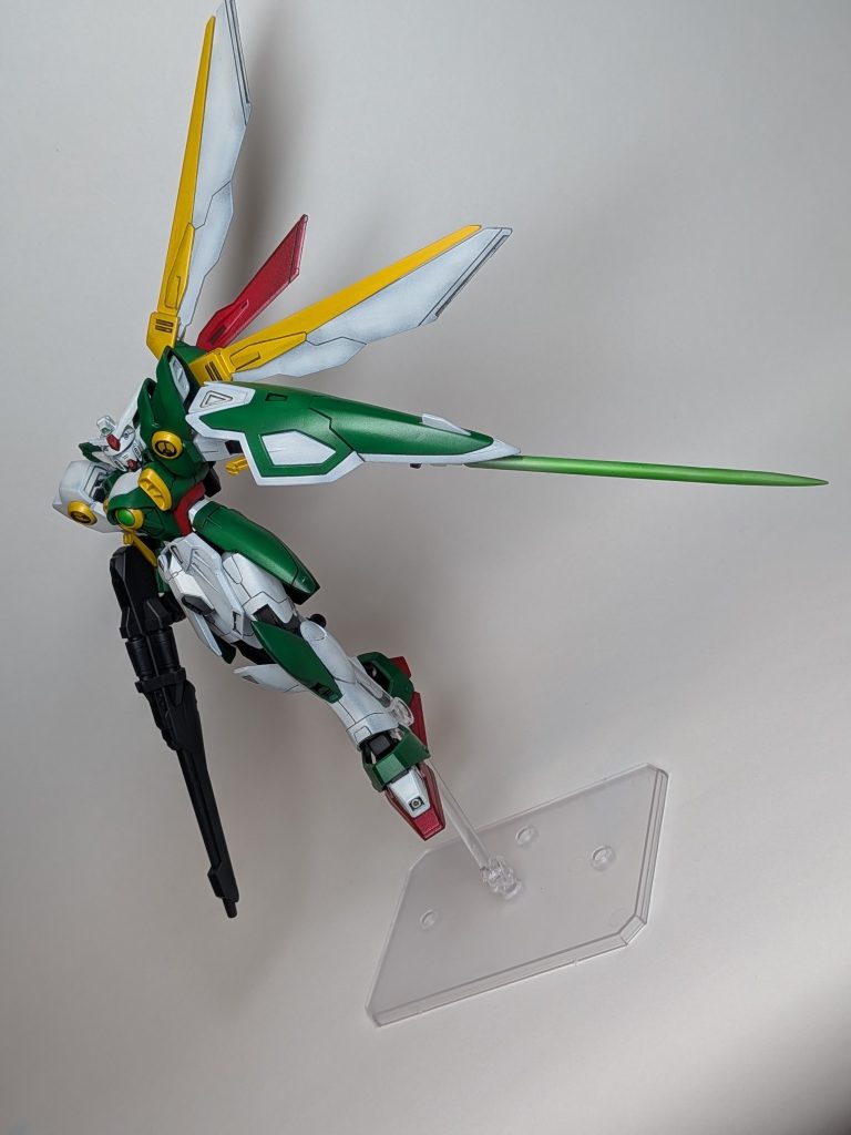 シールド裏にマウントしたビームサーベルもランナーで作成。真鍮線と瞬着と塗料は使いましたが、それ以外はにEGウイングの箱に入っていた素材だけを使っています。ある意味逆ミキシング!?