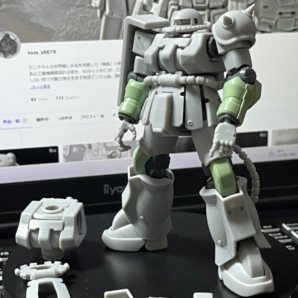 休んでますか？お爺の詰めは続く。一応あと、肩アーマージョイントを強化するぐらい。やはり腕のバランスは小さくして正解。ゴリラ風味が消えてきた♥…とお爺は思ってます。肘のフレームでもう一段可動を入れるか、このままキット流用とするか悩ましいが、自作するともう数ミリ短くなるので一応並行設計中。当方ザクはマッチョではなくあくまでも器用な作業機風味。&nbsp;機構設計をオリジナルにすることで、外観上のサイズ凝縮、継ぎ目問題回避や可動追加を図っている。その一部を紹介(足元パーツ郡)。ただし基本的にポリキャップはキットの物を使用する。剛性も担保しなければ意味も無く、RG基準を謳うと言う事はこういう事態になる地獄道である(^^;)。ボチボチ集中してマシンガンに移りたいと思う。&nbsp;あぁ、ザクは深い。難しい。そして可愛い。自作版はお爺の愛のカタチですが、ここで見せるからには僅かでもどこかの誰かの琴線に触れるモノには辿り着きたい…(*'ω'*)。続く。（1枚目）