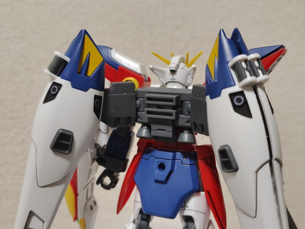 そのほかの苦戦ポイントは、ウイングの中に丸があるダクト。先に黒で塗りつぶして、丸をグレーに塗ったんですが…本来、丸部分は筒のような形状なんですよね（噴射口？）。筒の側面もグレーで塗るのが正解なんでしょうけど、そんなの無理！　で、ココは諦めました。このような場合とか、ダクトの壁面はグレー、底だけ黒に塗り分けるとか、どうしたら良いのか？