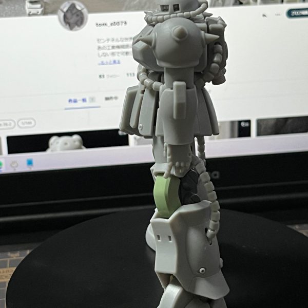 反省…別記(笑)と決意も込めて総体のイメージを暫定公開であります。足のケーブル設置とフクラハギ外側後ろのスラスターディテール微々拡大(設定はもっとデカいんですが、出力と機能のバランスに疑義があるので当方ではこのぐらい)。腕はまだ動かない比較調整用のカタマリ(調整中)です。後は楽しくマシンガンを妄想中です。　4周ぐらい遠回りしてこんな感じで行こうかと。それでも結局設定画を追い求めてはいるつもり…つたわるかしら～(*'ω'*)。正直、お爺本人はザクの難しさに打ちひしがれ、疲れ果てております…。&nbsp;（2枚目）